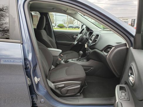 Used 2020 Jeep Cherokee Latitude w/ Cold Weather Group image 17