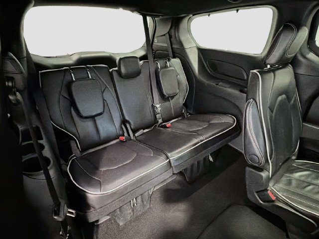 Used 2025 Chrysler Pacifica Limited FWD image 22