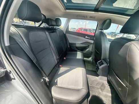 Used 2023 Volkswagen Taos SE w/ Panoramic Sunroof Package FWD image 26