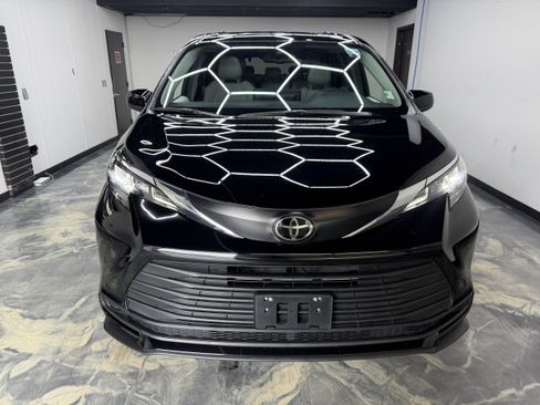 Used 2026 Toyota Sienna XLE FWD image 7