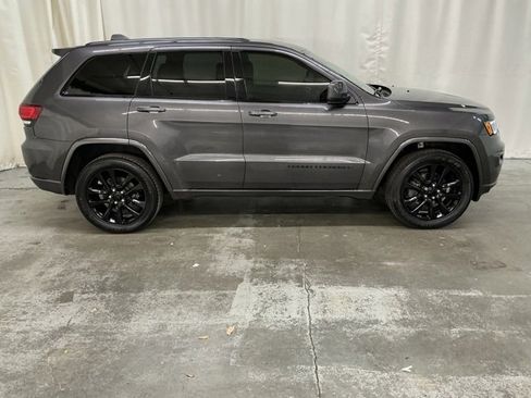 Used 2020 Jeep Grand Cherokee Altitude image 2