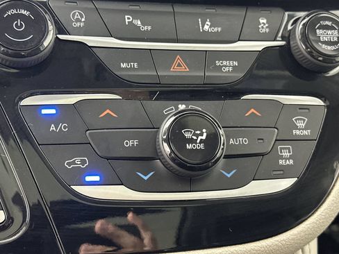 Used 2023 Chrysler Pacifica Limited FWD image 19