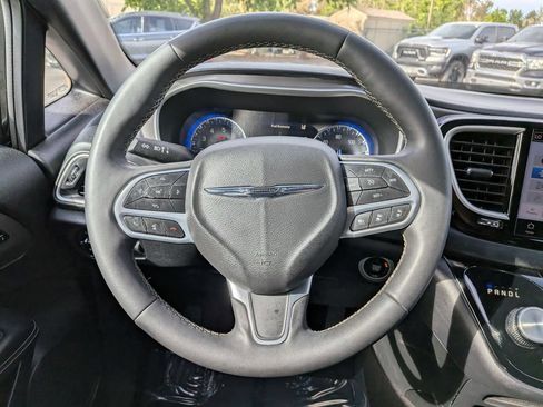 Used 2025 Chrysler Pacifica Select FWD image 19