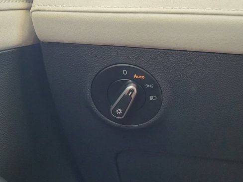 Certified 2025 Volkswagen Taos SE FWD image 18
