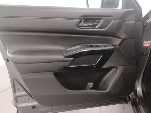 Used 2025 Nissan Pathfinder SV FWD image 18