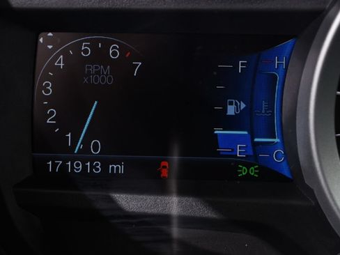 Used 2014 Ford Explorer XLT w/ Equipment Group 202A AWD/4WD image 28