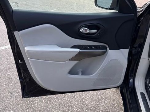 Used 2019 Jeep Cherokee Limited image 20