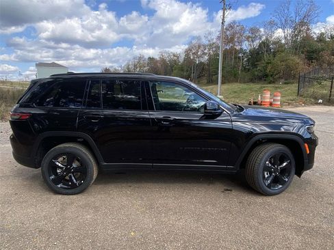 New 2025 Jeep Grand Cherokee Altitude image 33