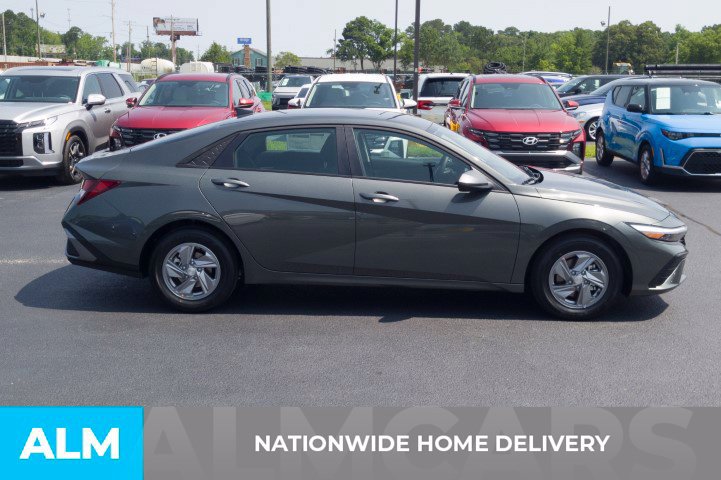 Used 2026 Hyundai Elantra SE FWD image 4