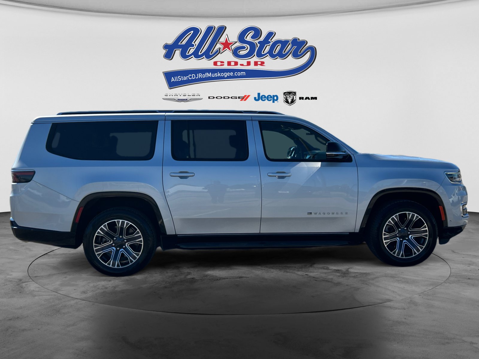 Used 2024 Jeep Wagoneer L Series II w/ Flexible Seating Group RWD image 4
