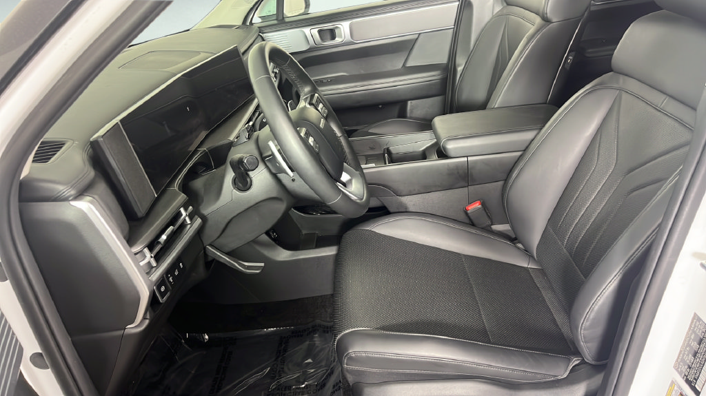 Used 2025 Hyundai Santa Fe SEL AWD/4WD image 16