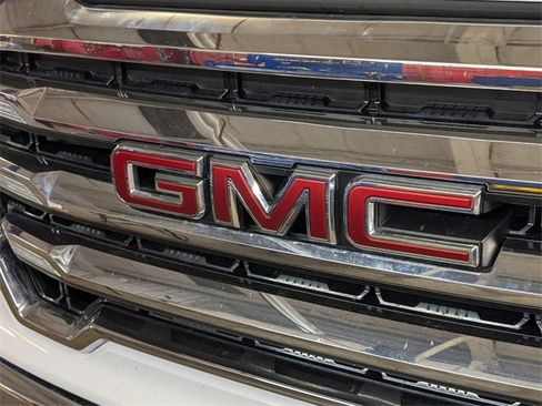 Used 2022 GMC Sierra 1500 SLE image 2