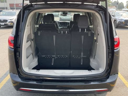 Used 2023 Chrysler Pacifica Touring-L FWD image 8