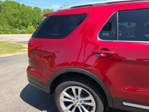 Used 2019 Ford Explorer XLT w/ Equipment Group 202A AWD/4WD image 14