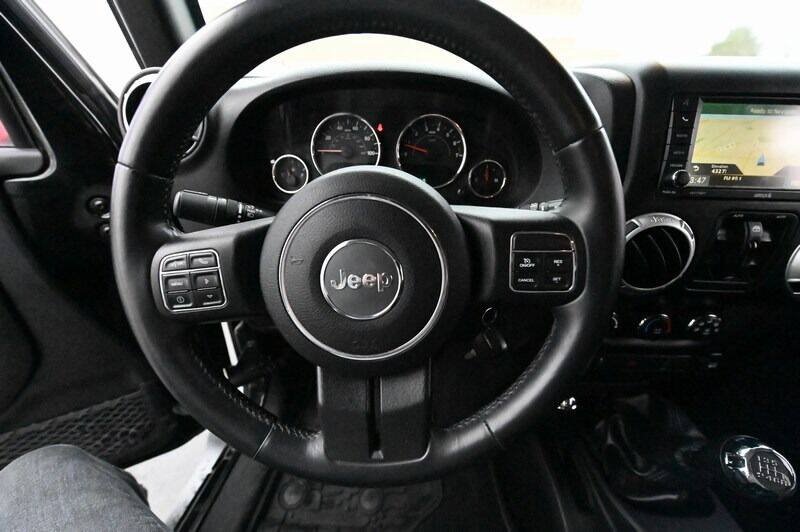 Used 2015 Jeep Wrangler Unlimited Sahara w/ Dual Top Group AWD/4WD image 27