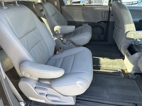 Used 2015 Toyota Sienna L image 15