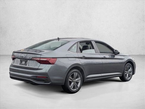 Used 2024 Volkswagen Jetta SE image 5