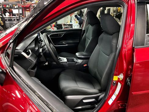 Certified 2022 Toyota RAV4 LE AWD/4WD image 9