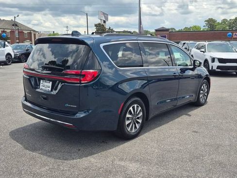 Used 2022 Chrysler Pacifica Touring-L FWD image 2