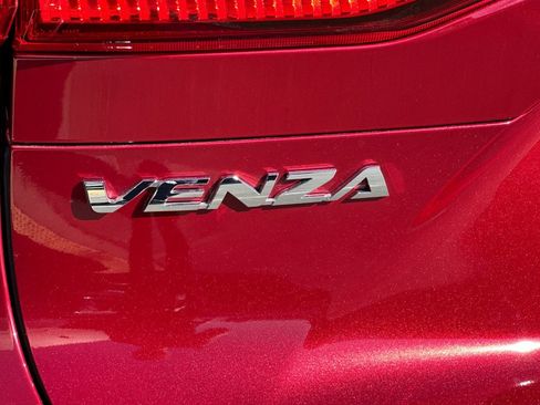 Used 2023 Toyota Venza LE AWD/4WD image 12