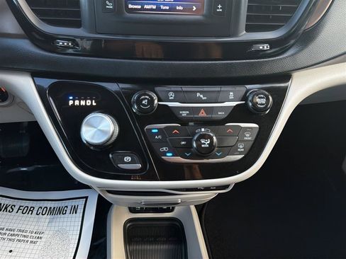 Used 2017 Chrysler Pacifica Touring FWD image 20
