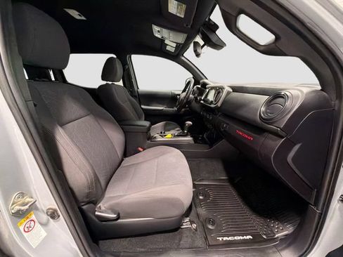 Used 2018 Toyota Tacoma TRD Sport AWD/4WD image 21