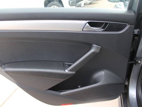 Used 2018 Volkswagen Passat 2.0T S FWD image 9