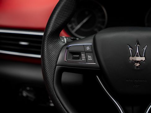 Used 2022 Maserati Levante GT AWD/4WD image 47