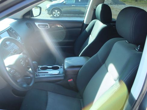 Used 2018 Nissan Pathfinder S image 11