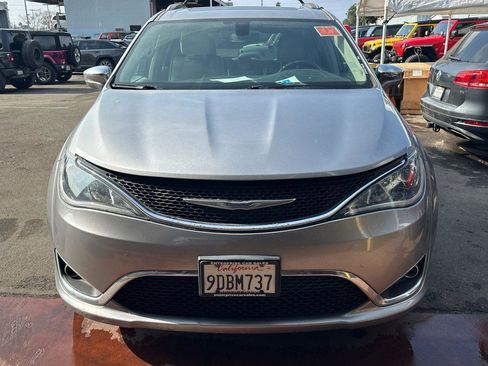 Used 2020 Chrysler Pacifica Limited image 4