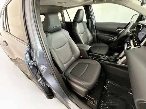 Used 2025 Toyota Corolla Cross XLE w/ Convenience Package AWD/4WD image 27