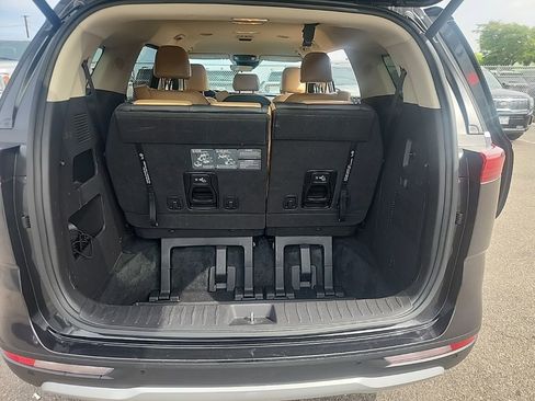 Used 2023 Kia Carnival EX image 25