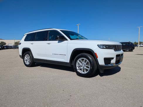 Used 2021 Jeep Grand Cherokee L Laredo w/ Luxury Tech Group I image 2