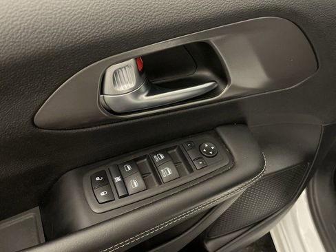 Used 2025 Chrysler Voyager LX image 16