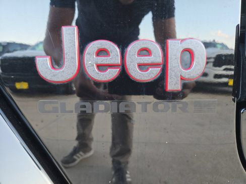 Used 2024 Jeep Gladiator Rubicon AWD/4WD image 11