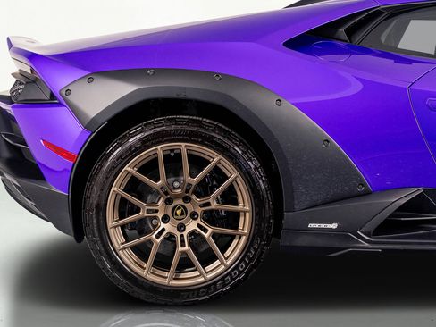 Used 2024 Lamborghini Huracan Sterrato image 13