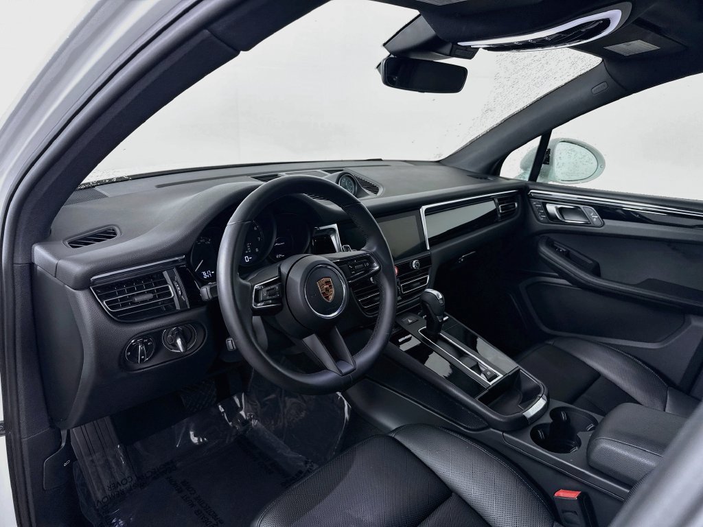 Certified 2026 Porsche Macan AWD/4WD image 4