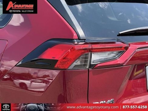 Used 2021 Toyota RAV4 LE AWD/4WD image 13