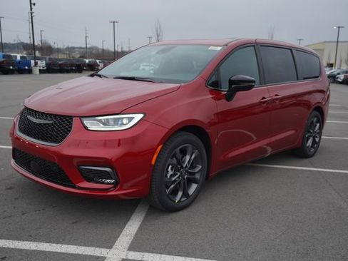 New 2026 Chrysler Pacifica Select image 3