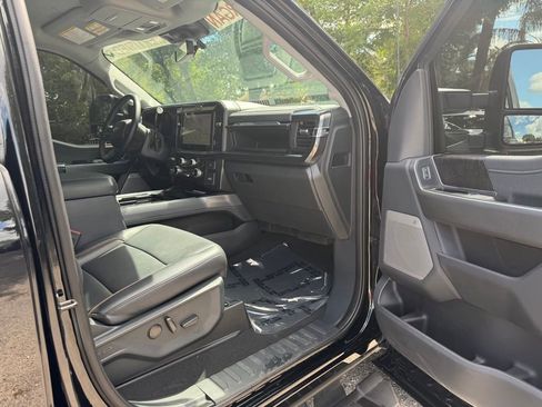 Used 2025 Ford F250 Lariat w/ Black Appearance Package AWD/4WD image 32