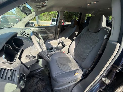 Used 2011 Chevrolet Traverse LS FWD image 9