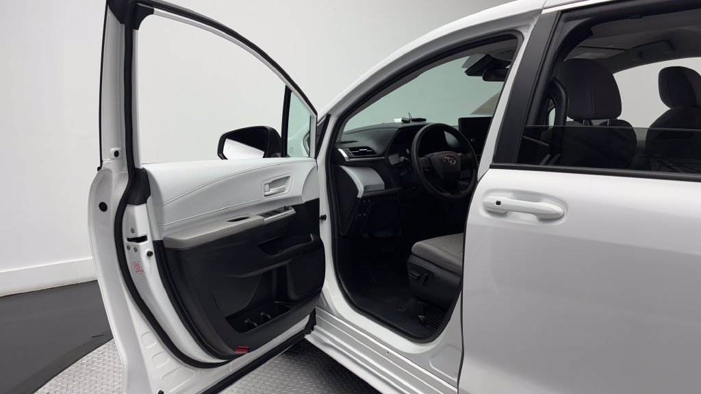 Used 2025 Toyota Sienna LE FWD image 18