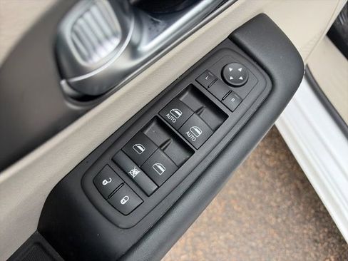 Used 2024 Chrysler Pacifica Touring-L FWD image 26