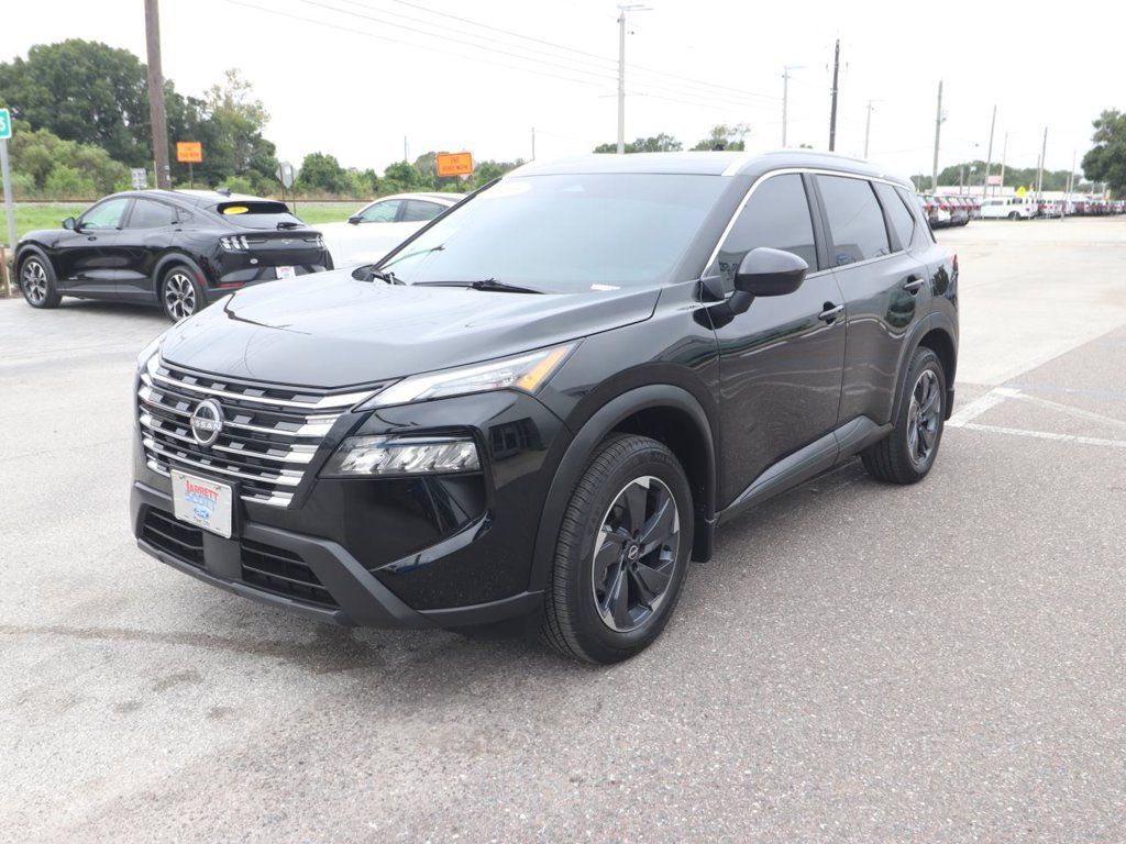 Used 2025 Nissan Rogue SV w/ SV Premium Package FWD image 3