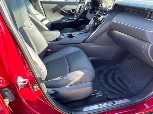 Used 2022 Toyota Venza XLE image 13