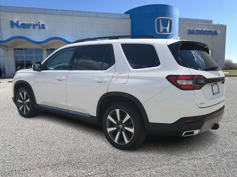 Used 2024 Honda Pilot Touring image 3
