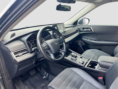 Used 2024 Mitsubishi Outlander SE image 9