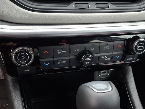 Certified 2025 Jeep Compass Limited AWD/4WD image 16