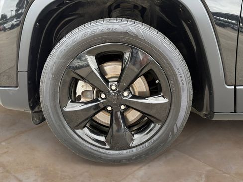 Used 2020 Jeep Cherokee Latitude Plus FWD image 23