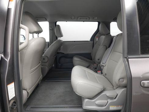 Used 2020 Toyota Sienna LE FWD image 5